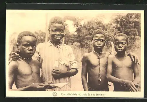 AK Afrikanische Knaben, einer mit Kruzifix um den Hals