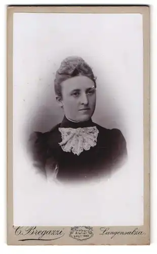 Fotografie C. Bregazzi, Langensalza, Portrait Dame mit schwarzer Bluse & Schleife aus Spitze