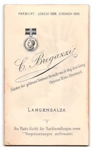 Fotografie C. Bregazzi, Langensalza, Portrait Dame mit schwarzer Bluse & Schleife aus Spitze