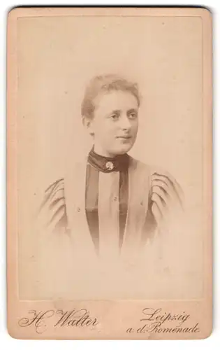 Fotografie Hermann Walter, Leipzig, Portrait Dame mit Kragenbrosche im Festagskleid