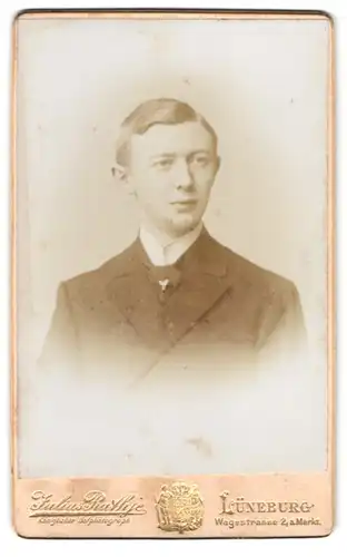 Fotografie Julius Rathje, Lüneburg, Wagestr. 2, Portrait Bursche im Anzug