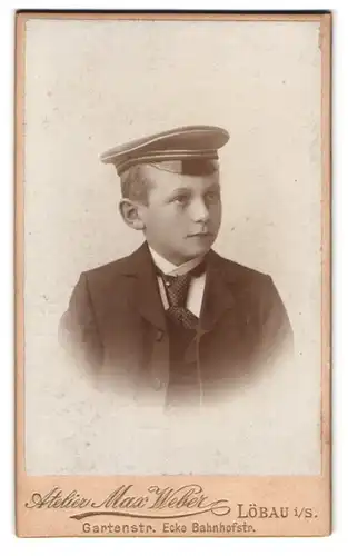 Fotografie Max Weber, Löbau i. S., Gartenstrasse, Portrait Knabe mit Schirmmütze im Anzug