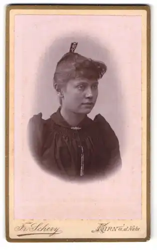 Fotografie Fr. Schery, Kirn a.d. Nahe, Portrait Mädchen mit Haarspange im schwarzen Kleid