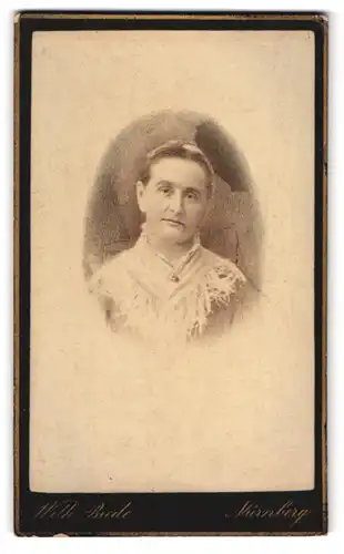 Fotografie W. Biede, Nürnberg, Portrait Dame mit hellem Halstuch
