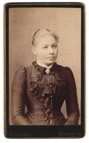 Fotografie A. Reinhard, Neustadt a. Haardt, Portrait Dame trägt schwarzes Kleid mit Rüschen