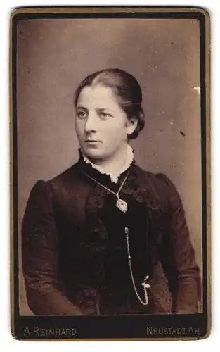 Fotografie A. Reinhard, Neustadt a. Haardt, Portrait Brünette Dame mit Halskette & Anhänger