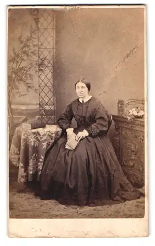 Fotografie J. Turner, London-Clerkenwell, 7 Garnault Place, Lady im Biedermeierkleid auf Stuhl sitzend