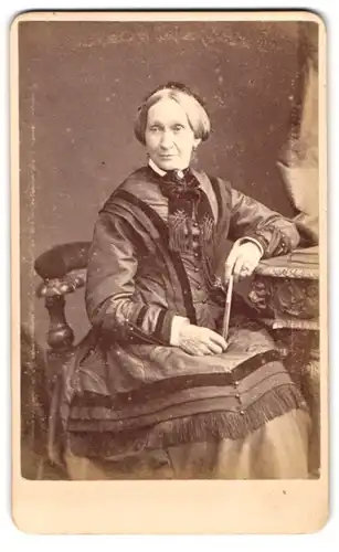 Fotografie T.L. Turner, Barnsbury, 10 Barnsbury Park, betagte Dame mit Fächer im Biedermeierkleid
