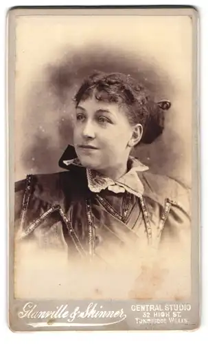 Fotografie Glanville & Skinner, Tunbridge Wells, 32 High Street, Portrait Brünette Lady trägt modisches Oberteil