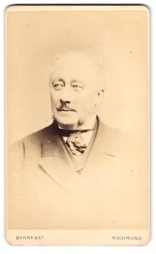 Fotografie Byrne & Co., Richmond, Hill Street, Portrait Herr mit Halbglatze im Anzug