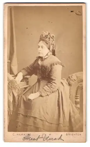 Fotografie C. Hawkins, Brighton, 32 Preston Street, Lady im Biedermeierkleid mit Haube