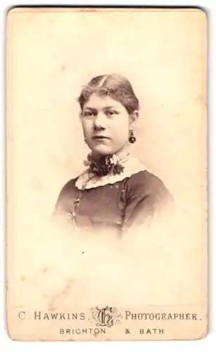 Fotografie C. Hawkins, Brighton, 32 Preston Street, Portrait junge Dame mit Ohrringen & Spitzenkragen