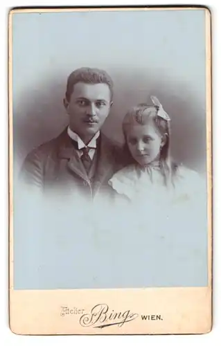 Fotografie Atelier Sigmund Bing, Wien, Goldschmidgasse 4, Vater nebst Tochter im Foto-Atelier 1906