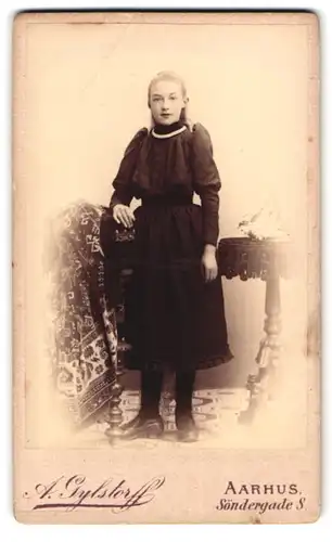 Fotografie A. Gylstorff, Aarhus, Söndergade 8, Mädchen im schwarzen Kleid