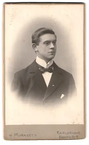 Fotografie J. Mürnseer, Karlsruhe, Rüppurerstr. 16, Portrait Gentleman trägt Anzug und Krawatte