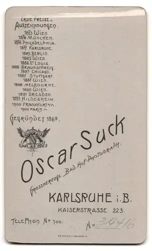 Fotografie Oscar Suck, Karlsruhe, Kaiserstr. 223, Portrait beleibte Dame im Sonntagskleid