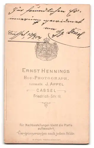 Fotografie Ernst Hennings, Cassel, Friedrichstr. 9, Portrait eleganter Herr trägt Anzug mit Fliege