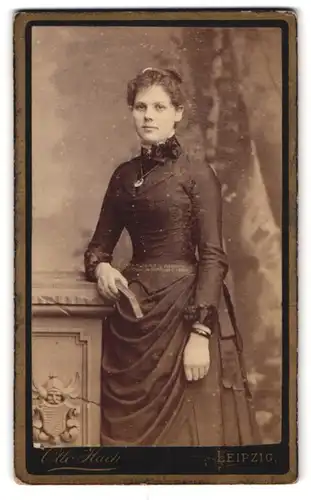 Fotografie Otto Hach, Leipzig, Zeitzerstr. 23, junge Dame mit Buch im schwarzen Kleid