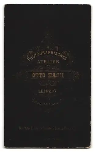 Fotografie Otto Hach, Leipzig, Zeitzerstr. 23, junge Dame mit Buch im schwarzen Kleid