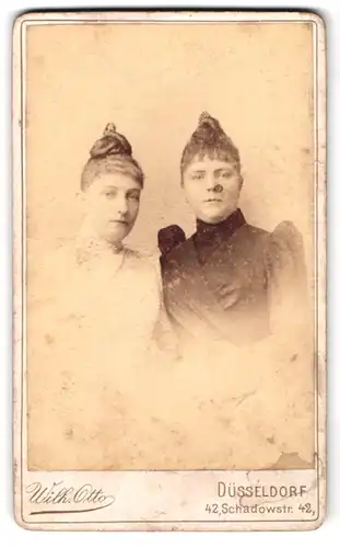 Fotografie Wilhelm Otto, Düsseldorf, Schadowstr. 42, Damen mit Dutt tragen festliche Kleider