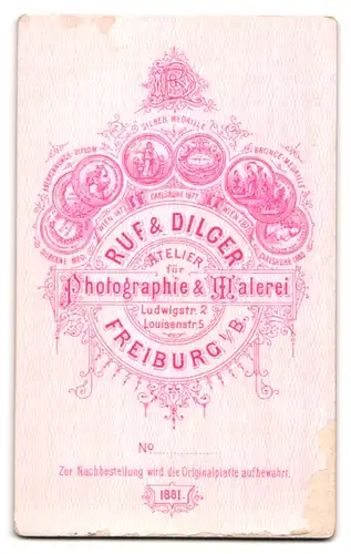 Fotografie Ruf & Dilger, Freiburg i. B., Ludwigstr. 2, Portrait Herr mit Vollbart trägt Anzug & Fliege