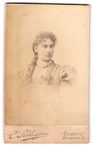 Fotografie C. Schleypen, Cassel, Mauerstr. 2, Portrait junge Dame mit Zopf im feinen Zwirn