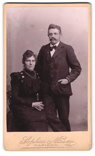 Fotografie Sophus Nissen, Mariebo, Vestergade, Ehepaar in bester Sonntagsbekleidung beim Fotograf