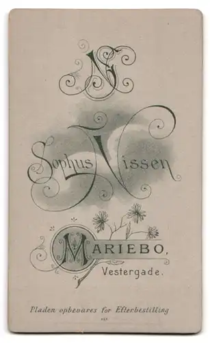 Fotografie Sophus Nissen, Mariebo, Vestergade, Ehepaar in bester Sonntagsbekleidung beim Fotograf
