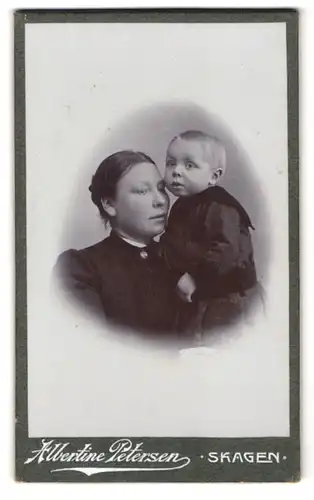 Fotografie Albertine Petersen, Skagen, Mutter mit Baby im Arm beim Fotograf