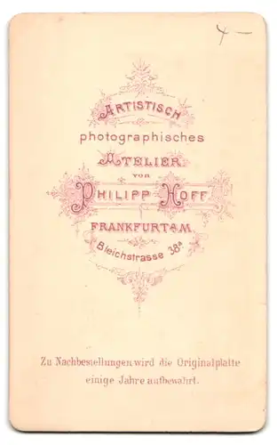 Fotografie Philipp Hoff, Frankfurt / Main, Bleichstrasse 38a, Portrait Dame mit Halskette & Halstuch