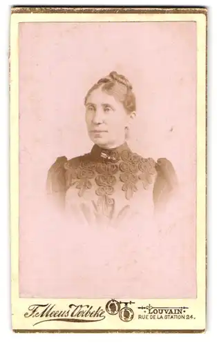 Fotografie F. Meeus-Verbeke, Louvain, 24 Rue de la Station, Portrait Dame mit Dutt trägt Bluse mit Ornament-Verzierung