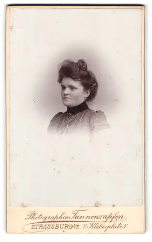 Fotografie Atelier Tannenzapfen, Strassburg i. E., Kleberplatz 7, Portrait Brünette Dame im Sonntagskleid