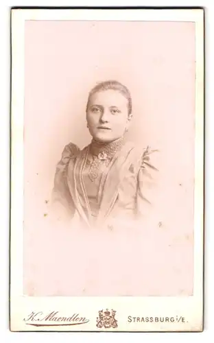 Fotografie K. Maendlen, Strassburg i. E., Portrait junge Dame im Festtagskleid