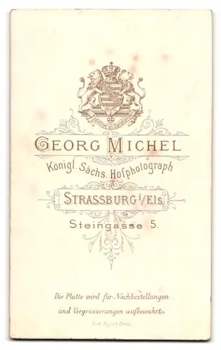 Fotografie Georg Michel, Strassburg i. E., Steingasse 5, Portrait junger Mann mit Fliege im Karomuster