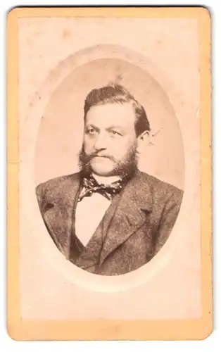 Fotografie F.X. Forster, Dornbirn, Portrait Herr H. Vierordt mit Backenbart trägt Anzug und Fliege