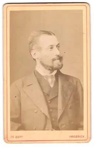 Fotografie Friedrich Bopp, Innsbruck, Portrait Edelmann mitVollbart im Anzug