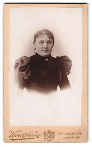 Fotografie Kaiser Atelier J. Leibmann, Frankfurt / Main, Langestr. 24, Portrait junge Dame im Puffärmelkleid