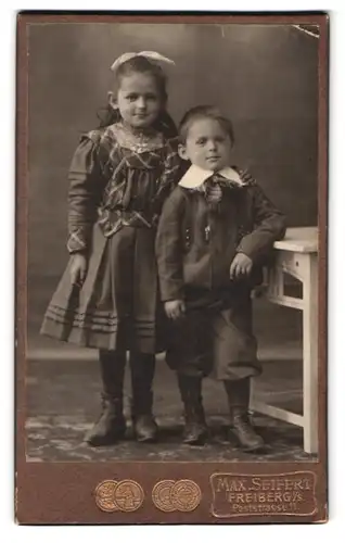 Fotografie Max Seifert, Freiberg i. S., Poststr. 11, Mädchen & niedlicher Knabe im Foto-Atelier