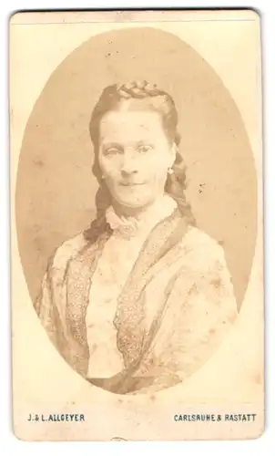 Fotografie J. & L. Allgeyer, Carlsruhe, Portrait Dame mit geflochtenem Haar & Ohrringen