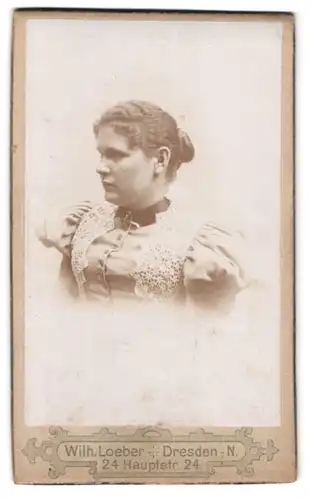 Fotografie Wilhelm Loeber, Dresden, Hauptstr. 24, Portrait junge Dame trägt Bluse mit Puffärmeln