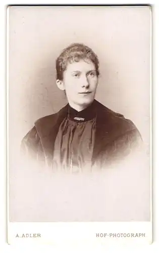 Fotografie A. Adler, Dresden, Victoriastr. 22, Portrait Dame trägt Bluse aus Samt