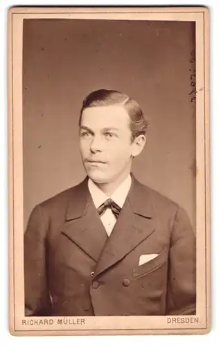 Fotografie Richard Müller, Dresden, Marienstrasse 26, Portrait junger Mann im Anzug mit Einstecktuch