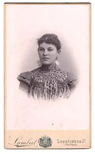 Fotografie Atelier Lambert, Dresden, Seestr. 21, Portrait hübsche Brünette trägt Bluse mit Rüschen