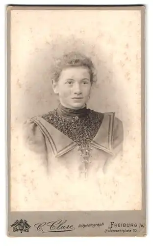 Fotografie C. Clare, Freiburg i. B., Holzmarktplatz 10, Portrait junge Dame im Mieder mit Rüschenbluse