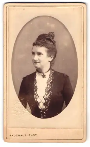 Fotografie Atelier Fauchaut, Boulogne / Seine, 11 Rond-Point de La Reine, Portrait Dame mit hochgebundenem Haar