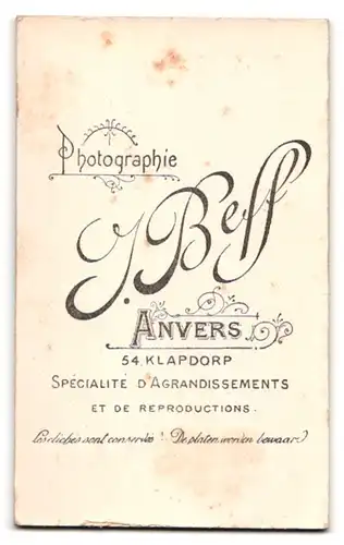 Fotografie Atelier Beff, Anvers, 54 Klapdorp, Paar in festlicher Garderobe vor Studiokulisse