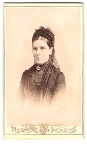 Fotografie F. Meeus-Verbeke, Louvain, 24 Rue de la Station, Portrait Edeldame mit Haube im schwarzen Festkleid