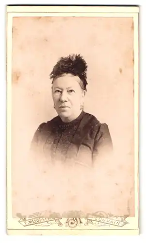 Fotografie F. Meeus-Verbeke, Louvain, 24 Rue de la Station, Portrait Edeldame mit Kopfschmuck im schwarzen Kleid