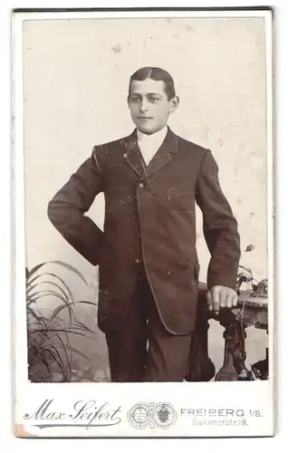 Fotografie Max Seifert, Freiberg i. S., Bahnhofstr. 18, Herr mit Mittelscheitel wohl gekleidet