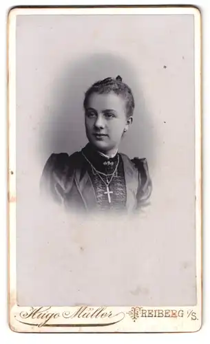 Fotografie Hugo Müller, Freiberg i. S., Fischerstr. 27, Portrait junge Dame mit Halskette & Kreuz-Anhänger